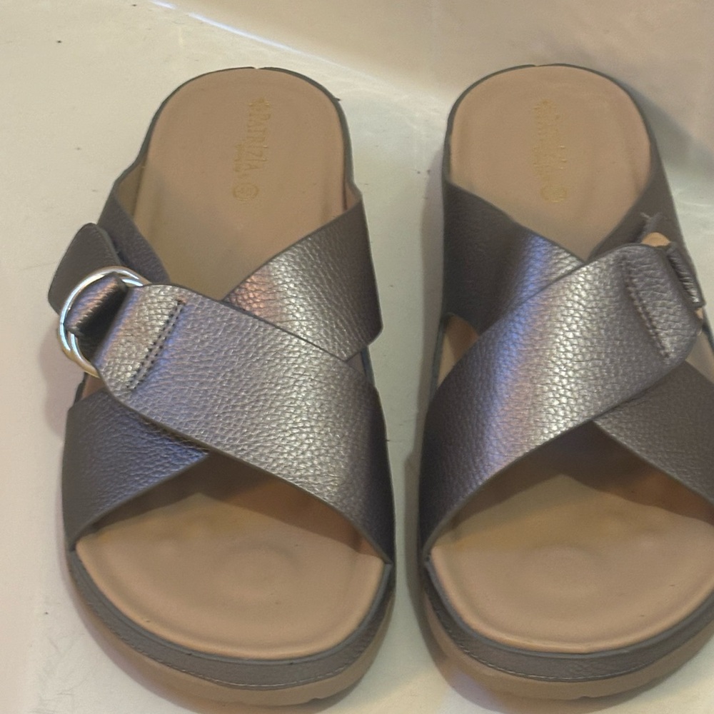 Chic Silver Cross-Strap Sandals